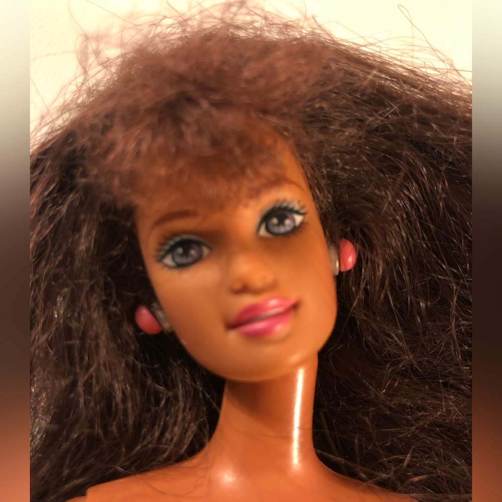 Vintage 1986 Mattel Barbie Indonesia bendable legs , pink earrings